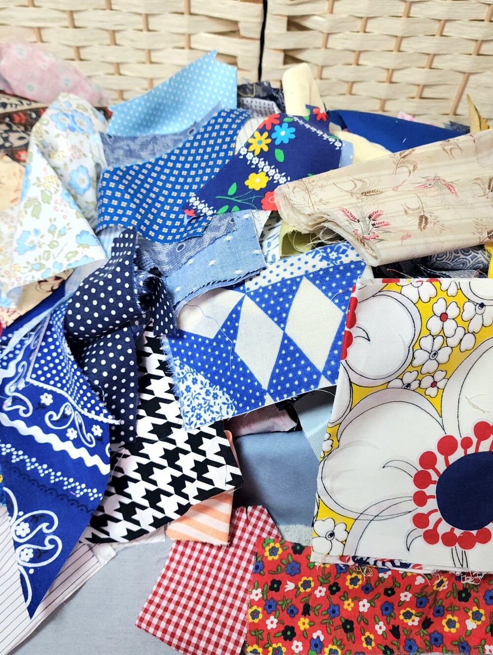 Fabric Scraps 2 Lb 6 Oz Assorted Colors & Sizes For Quilting Crafts FPP